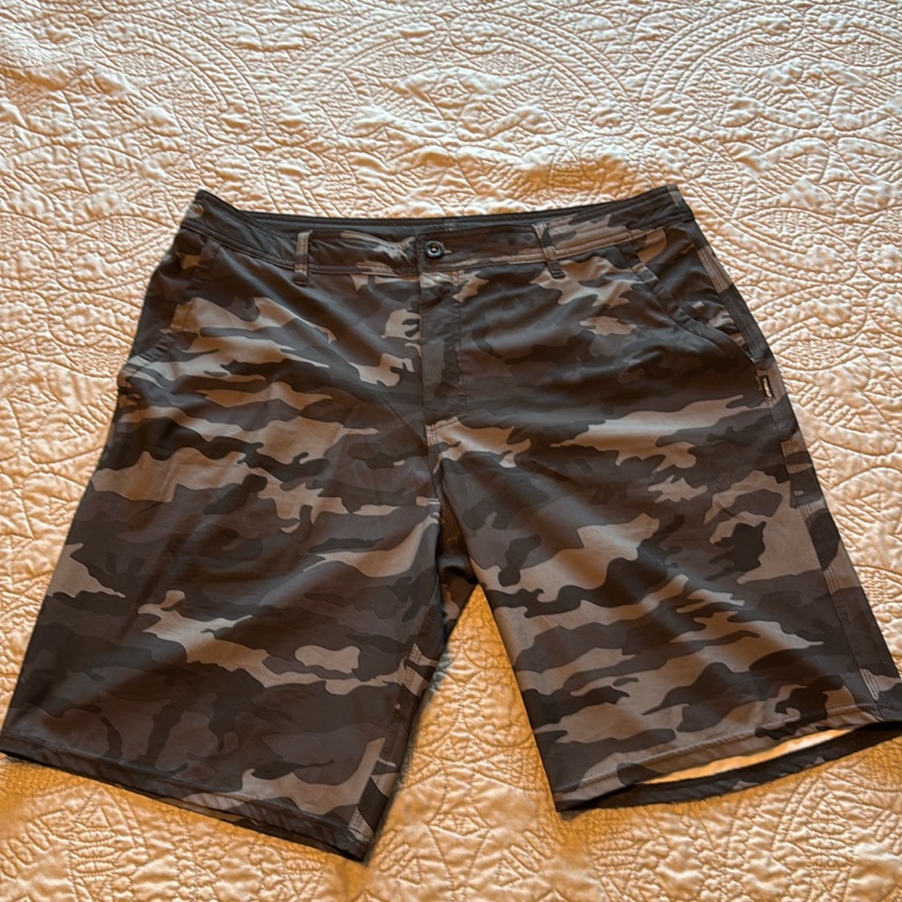 Men’s O’NEILL Hybrid shorts size 38 in black camo